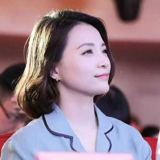 董卿与子共赴刘谦演出，气质温婉成焦点