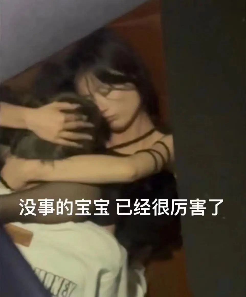 福州bgm酒吧楼道大瓜！黑丝美女现场秀全程视频流出(福州bgm酒吧楼道大瓜视频)